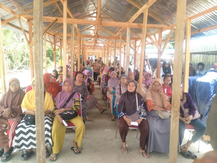 Pedagang Pasar Kaloko mengikuti proses pencabutan lot, Rabu (4 Februari 2026). Pencabutan lot dilakukan untuk menentukan penempatan lapak pedagang pasca kebakaran Pasar Kaloko.