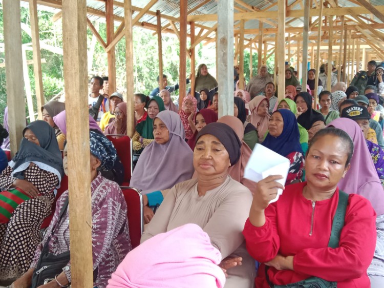 Pedagang Pasar Kaloko mengikuti proses pencabutan lot, Rabu (4 Februari 2026). Pencabutan lot dilakukan untuk menentukan penempatan lapak pedagang pasca kebakaran Pasar Kaloko.