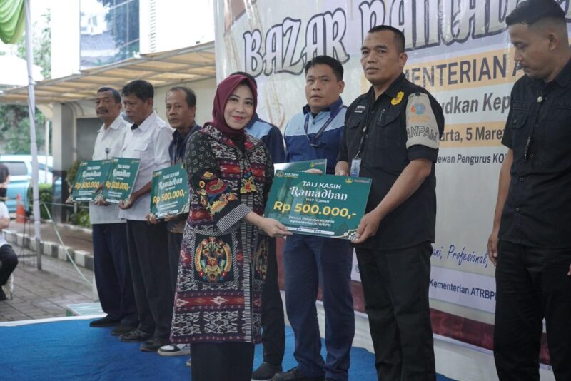 Momentum Ramadan, ATR/BPN Berbagi Santunan bagi Pegawai dan Tenaga Pendukung Lewat Bazar Ramadan 1447 H