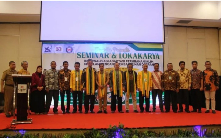 Rektor UHO, Prof. Muhammad Zamrun Firihu (ketujuh kanan), bersama beberaap Dekan se-universitas tersebut dan beberapa SKPD se-Sultra.