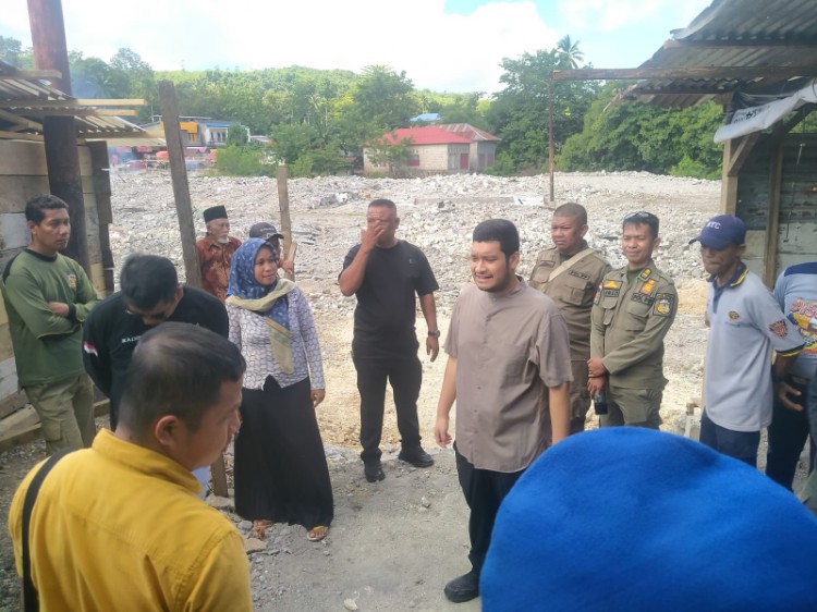 Bupati Buton bersama jajaran OPD terkait meninjau kondisi Pasar Kaloko saat pelaksanaan kegiatan Jumat Bersih dan inspeksi mendadak (sidak) di Pasar Kaloko, Jumat, 6 Februari 2026.