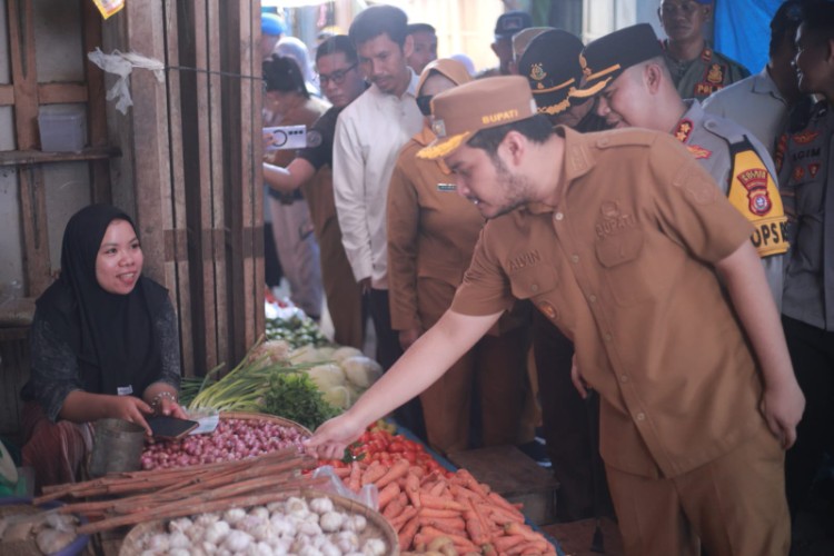 Bupati Buton Alvin Akawijaya Putra berdialog dengan pedagang saat inspeksi mendadak harga bahan pokok di Pasar Sabho, Kecamatan Pasarwajo, Selasa, 10 Februari 2026.