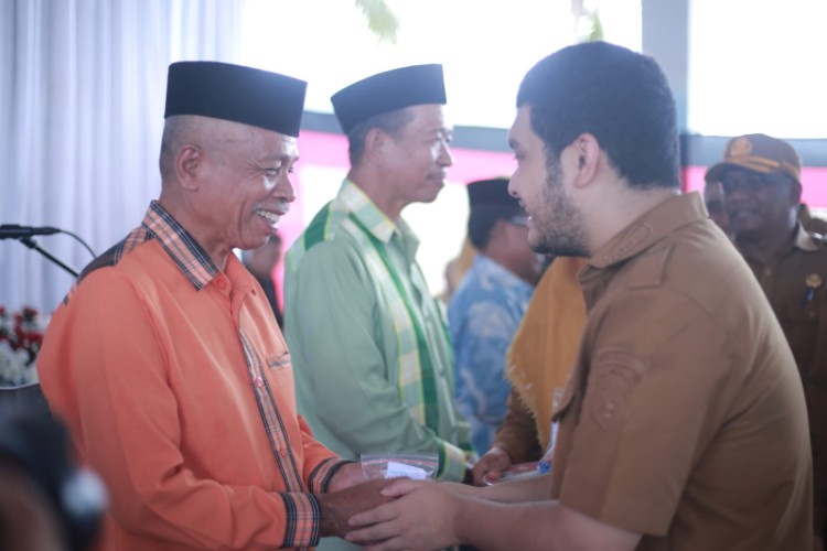Bupati Buton, Alvin Akawijaya Putra, berjabat tangan dengan salah satu guru yang memasuki masa purnabakti pada kegiatan pelepasan purnabakti guru di TPI Pasarwajo, Selasa, 10 Februari 2026.
