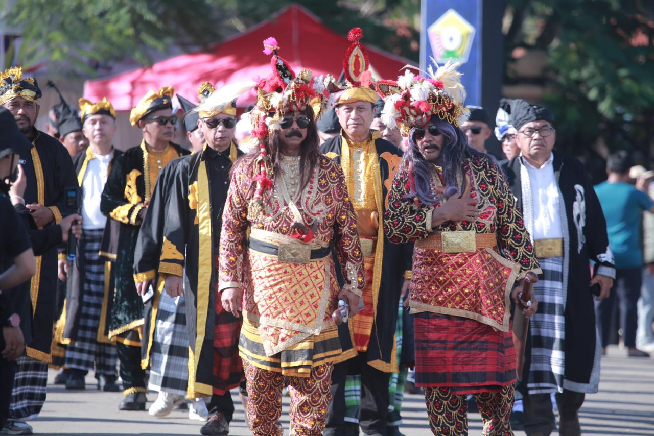 Kontingen Buton Tampilkan Sejarah Sultan Himayatuddin di Karnaval HUT Sultra ke-62, Dapat Perhatioan Warga Sultra