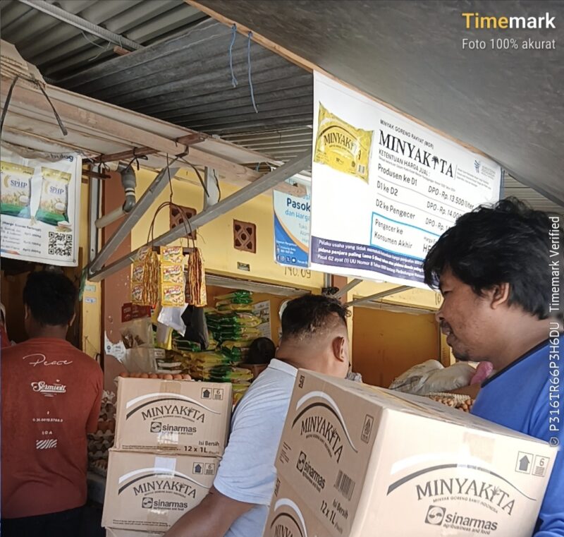 Perum Bulog Baubau dan Disperindag Jaga Harga Minyak Tetap Stabil Dengan Menyalurkan 8.900 Liter Minyak Goreng di Pasar Wameo Baubau