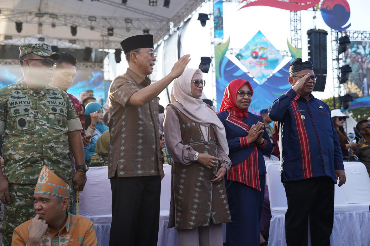 Bupati Adios Pimpin Kontingen Buton Selatan di Pawai Budaya HUT Sultra ke 62, 80 Peserta Busel Tampilkan Identitas Daerah