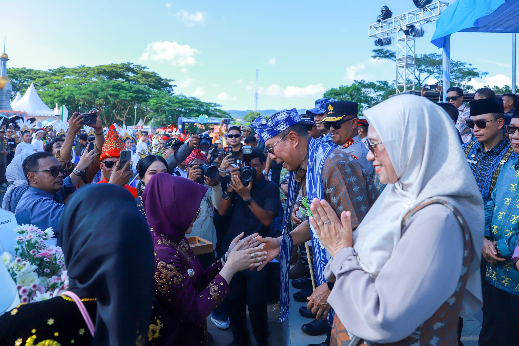 Lulo Massal Tutup Meriah Pawai Budaya HUT ke-62 Sultra di Kendari, Gubernur ASR Apresiasi Kekayaan Budaya