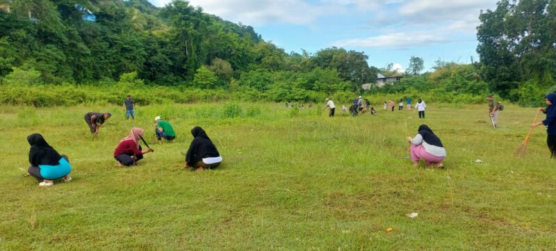 Jelang Idul Adha, Warga dan Aparat Kelurahan Waruruma Gelar Kerja Bakti Rapikan Lapangan Tempat Sholat IdulAdha