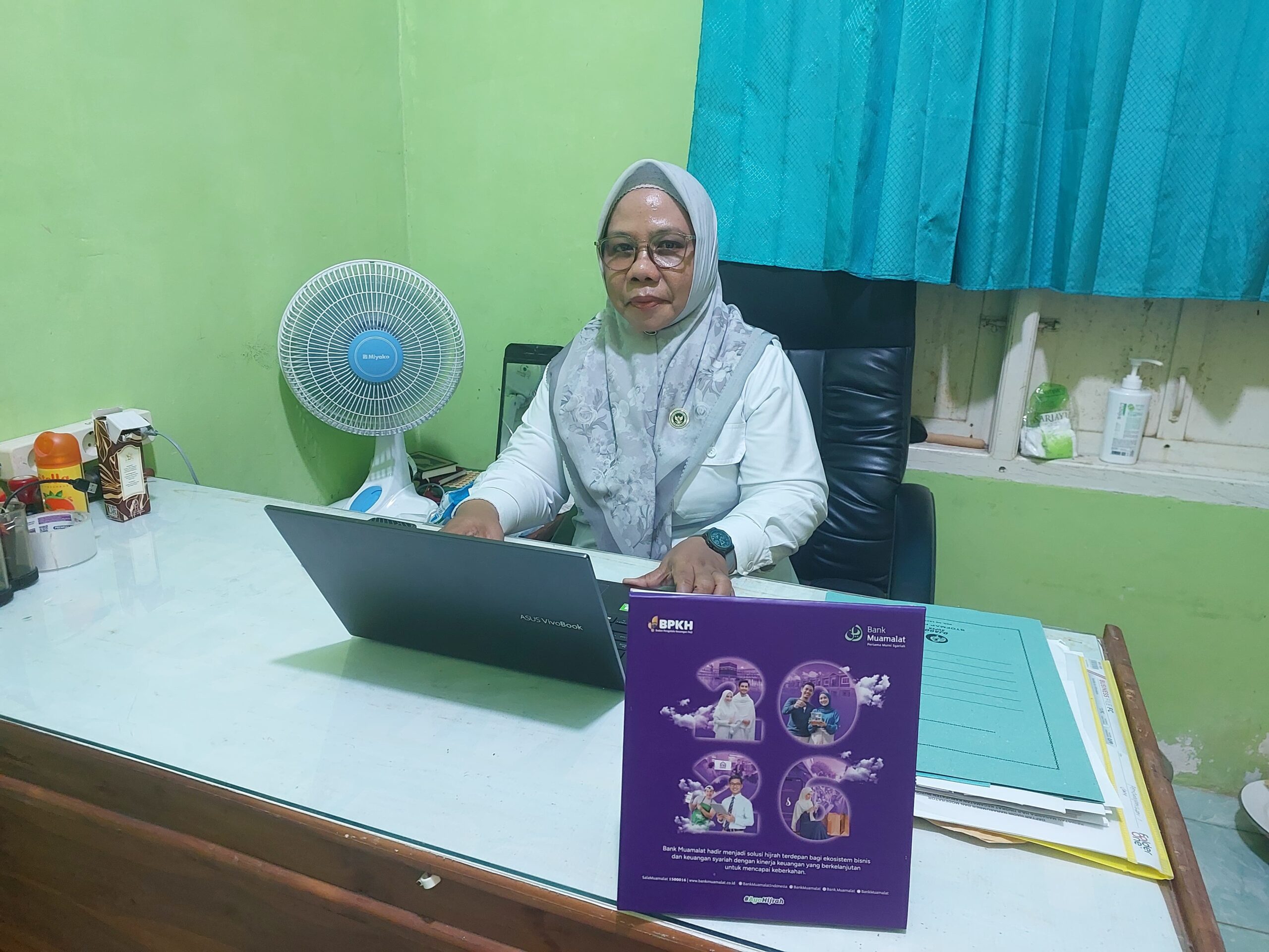 BUTON SELATAN, BAUBAUPOST.COM – Menjelang keberangkatan ibadah haji 2026, Kementrian Haji dan Umroh Buton Selatan mengingatkan jamaah untuk meningkatkan kewaspadaan terhadap penipuan digital berkedok pembaruan data. Imbauan ini disampaikan di tengah kesiapan jamaah haji Kabupaten Buton Selatan yang telah mencapai sekitar 90 persen. "Persiapan Keberangkatan 25 Haji Buton Selatan 90 Persen Rampung, Nurhayati: Waspada Modus Penipuan Berkedok Update Data Pribadi,"