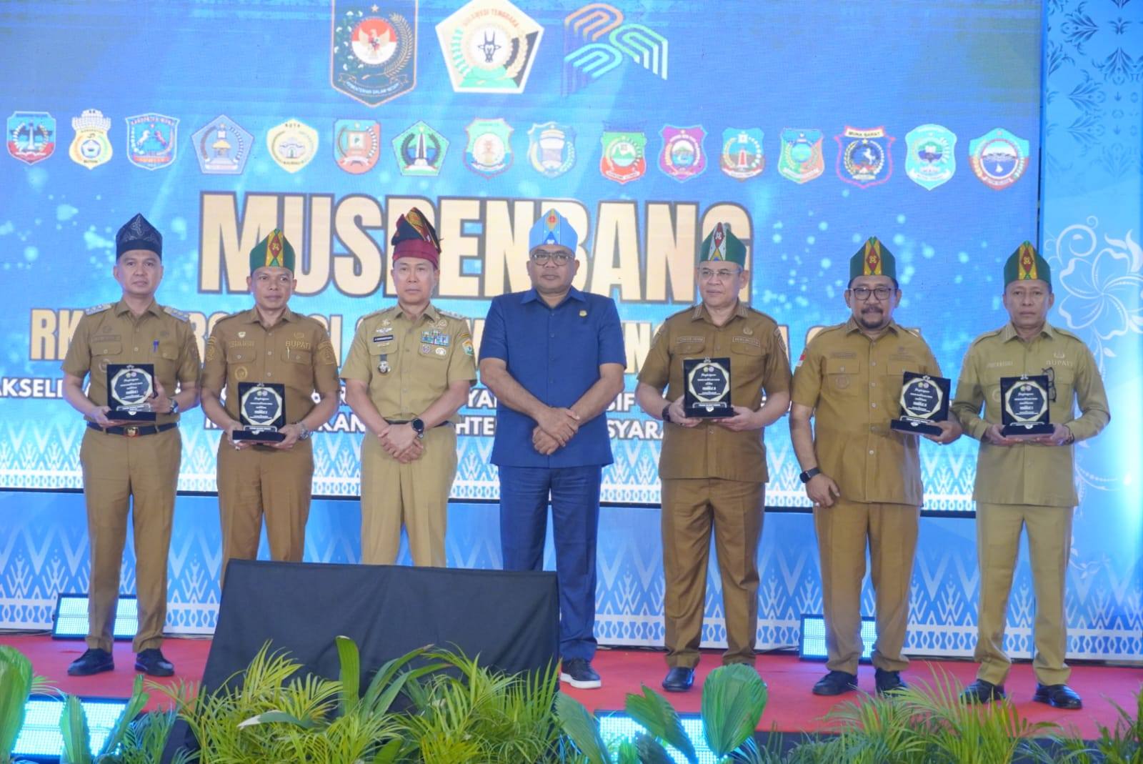 Wali Kota Baubau H Yusran Fahim Terima Penghargaan Terbaik ke 3 Penurunan Stunting Tingkat Sultra di Kolaka