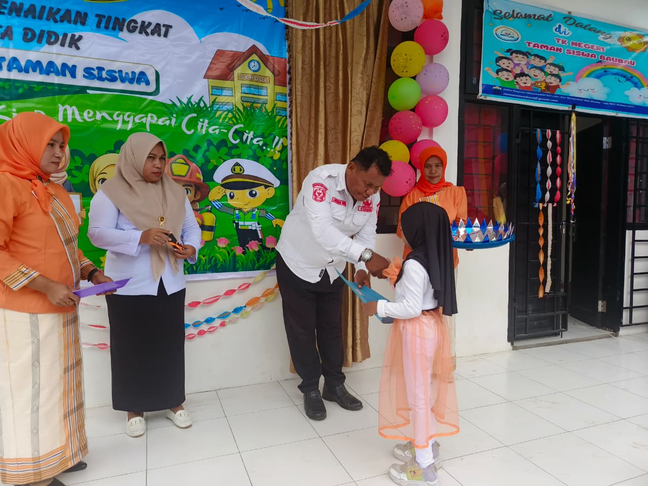 BAUBAU, DURASITIMES.COM - Suasana haru dan penuh kebahagiaan menyelimuti kegiatan Penamatan dan Kenaikan Tingkat Peserta Didik Tahun Ajaran 2025/2026 yang digelar oleh TK Negeri Taman Siswa di jalan Dayanu Ikhsanuddin Kelurahan Lipu Kota Baubau Sulawesi Tenggara (Sultra), Selasa (10/6/20206). "Penamatan Angkatan Pertama TK Negeri Taman Siswa Warnai Suasana Bahagia dan Haru,"