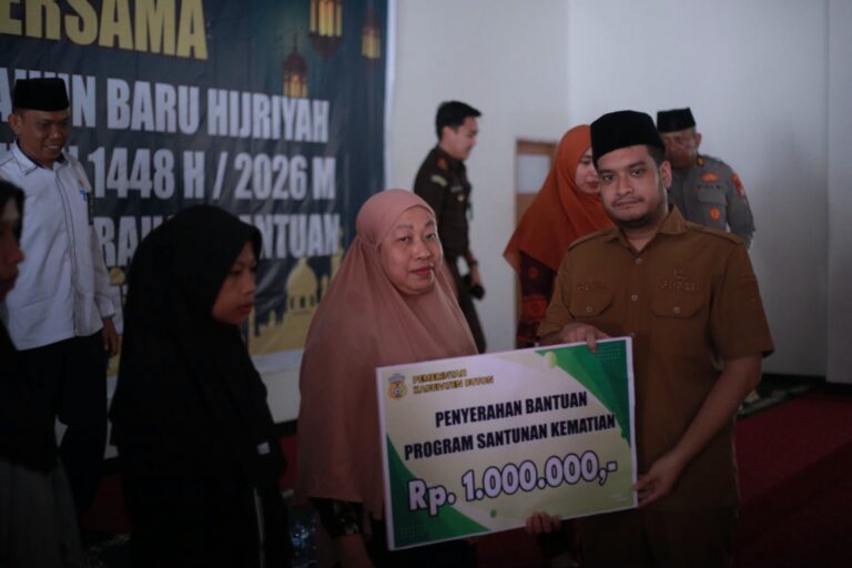 Bupati Buton Alvin Akawijaya Serahkan Santunan Duka kepada 17 Ahli Waris dalam Momentum Tahun Baru Islam 1448 H