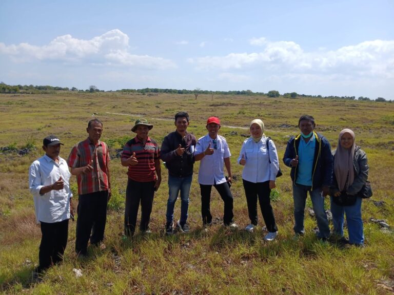 BUTON SELATAN, BAUBAUPOST.COM – Pemerintah Kabupaten Buton Selatan mempercepat penyelesaian seluruh tahapan administrasi pembangunan Pembangkit Listrik Tenaga Surya (PLTS) di wilayah kepulauan sebagai langkah strategis mendukung pengembangan energi baru terbarukan (EBT) sekaligus menghadirkan layanan listrik selama 24 jam bagi masyarakat. Langkah tersebut difokuskan pada penyelesaian legalitas lahan, sertifikasi aset, serta perizinan agar proyek yang tertunda sejak 2022 dapat segera memasuki tahap konstruksi. "Legalitas Lahan Dikebut, Proyek PLTS Buton Selatan Segera Direalisasikan, Targetkan Listrik 24 Jam di Kepulauan,"