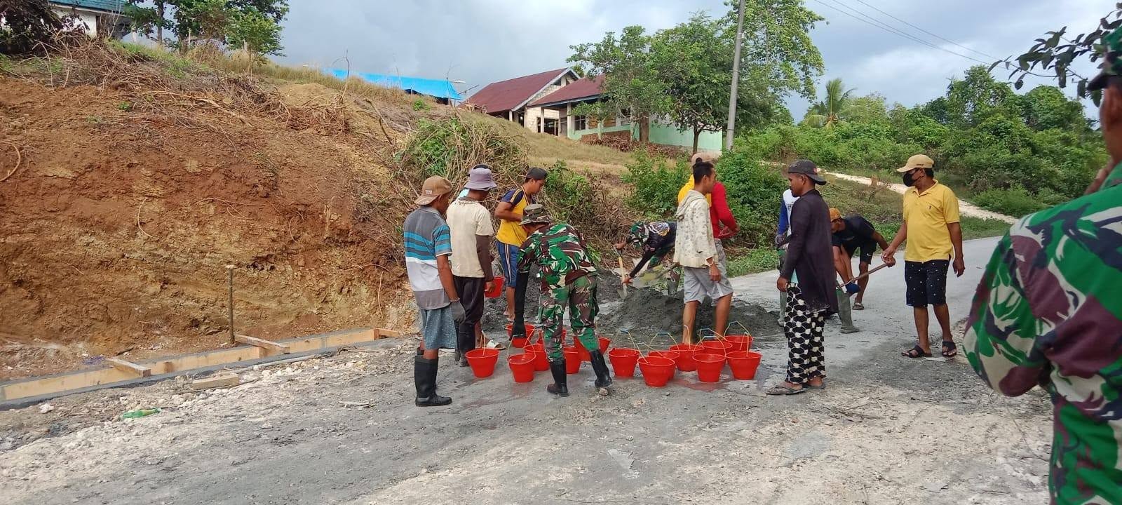 Kolaborasi TNI dan Warga Percepat Proyek Drainase TMMD ke 129 di Ambuau Indah di Buton