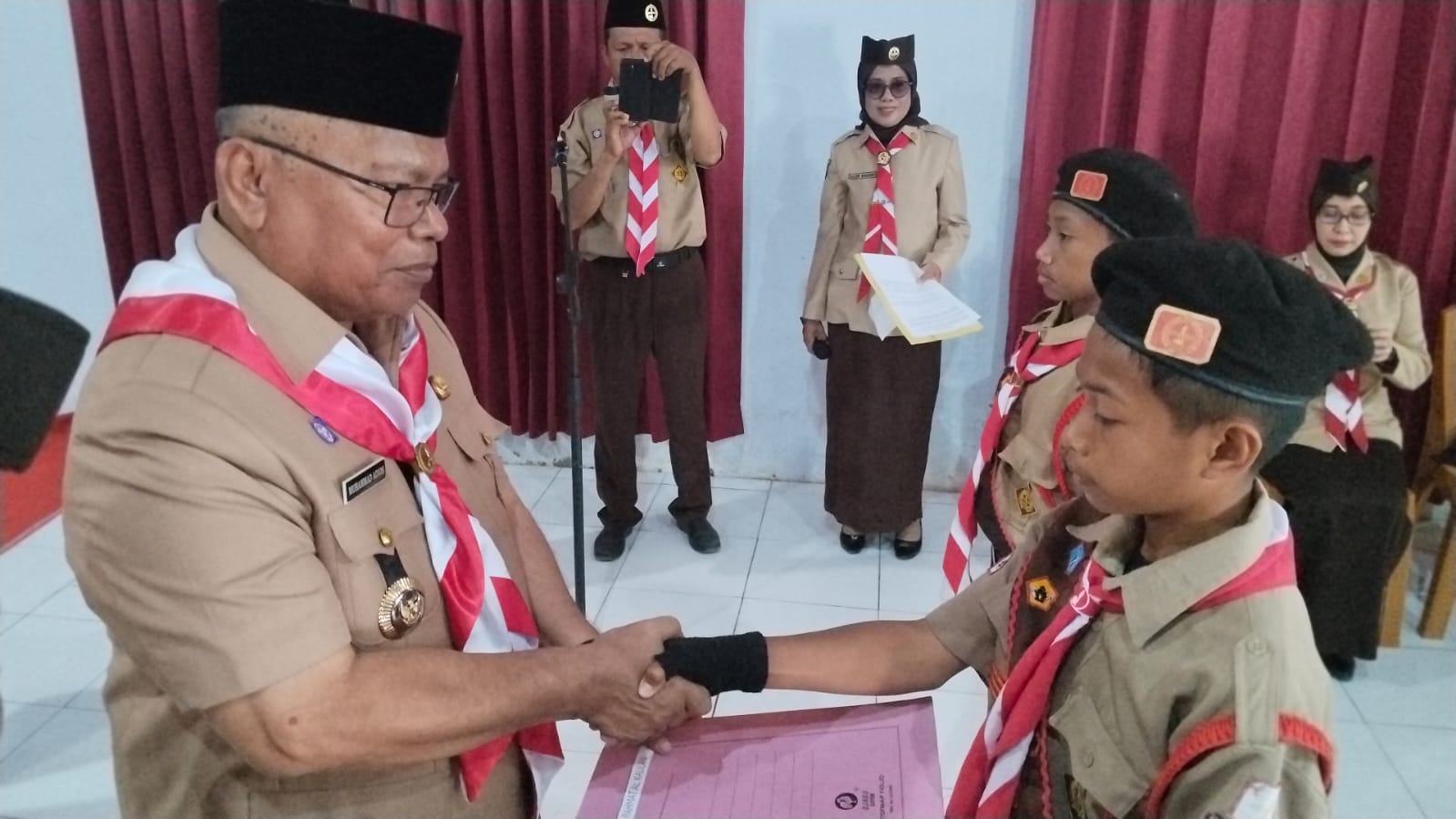 Bupati Buton Selatan H Muh Adios Lepas Kontingen Pramuka ke Jamnas XII 2026, Titip Pesan Jaga Nama Baik Jaga Nama Baik Daerah di Jambore Nasional
