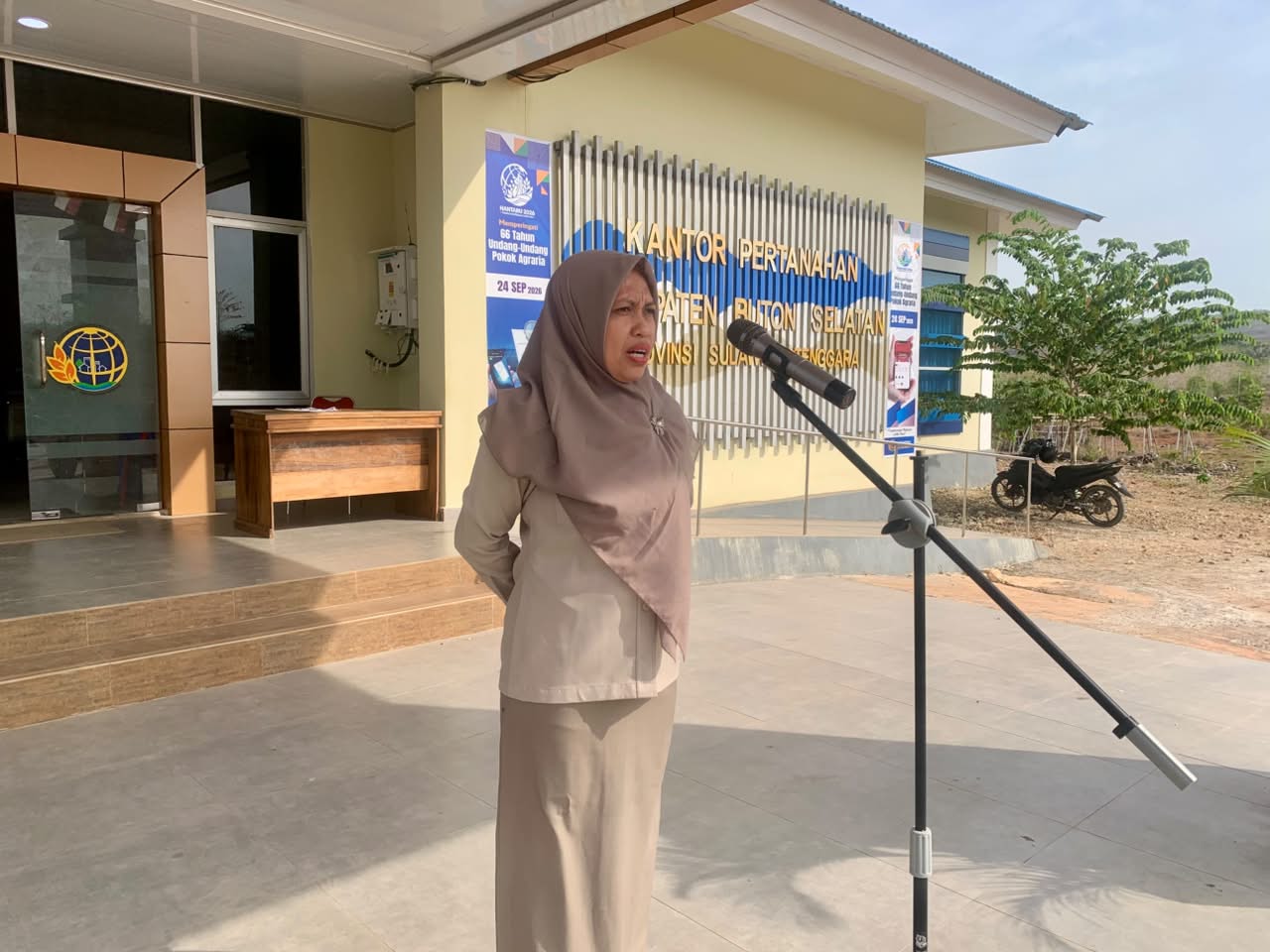 Kepala Subbagian Tata Usaha Rina Adriana Pimpin Apel Kantor Pertanahan Busel Dorong Pelayanan Prima dan Ingatkan Disiplin Pegawai